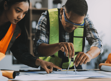 Professionnels travaillant sur un plan de construction.